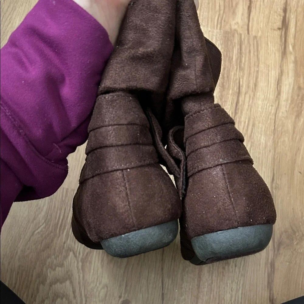 NWOT Women’s SO Size 8.5 Brown Faux Suede  Bow Accent Ankle Boots